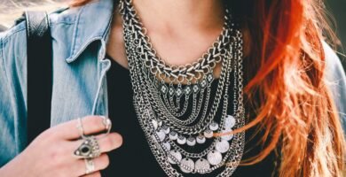 Maxi collar: cómo usar este accesorio en looks elegantes