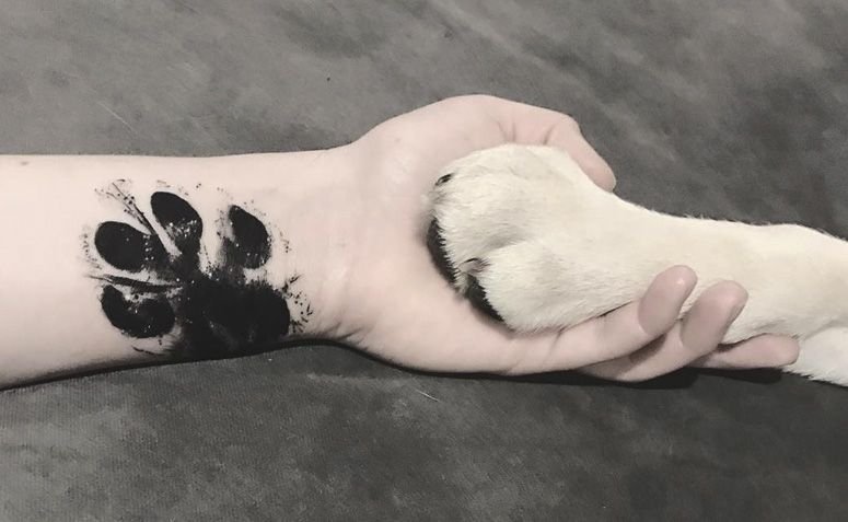 50 tatuajes de patas de perro para inspirar tu