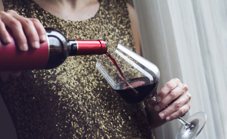 Cómo abrir vino sin sacacorchos: 6 formas alternativas y prácticas